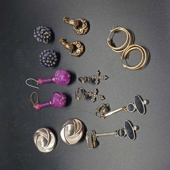 Bundle of 19 Pairs of Clip Back, Screw Back  Earrings  (Not Signed) (7-1J) - Picture 3 of 4